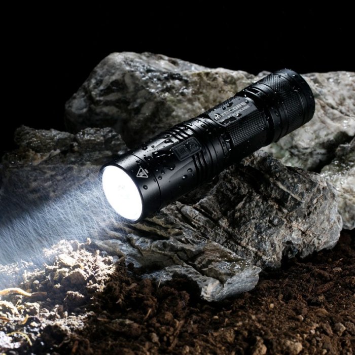 Latarka Nitecore R40 ze Stacją Ładowania 1000 Lumenów